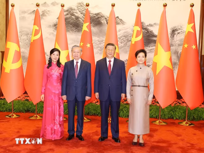 Tổng Bí thư, Chủ tịch nước Trung Quốc Tập Cận Bình và Phu nhân cùng Tổng Bí thư, Chủ tịch nước Tô Lâm và Phu nhân chụp ảnh chung. (Ảnh: Trí Dũng/TTXVN)