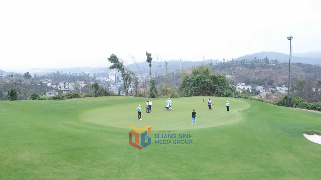 Giải đấu quy tụ gần 140 golf thủ là hội viên và khách mời trong, ngoài tỉnh