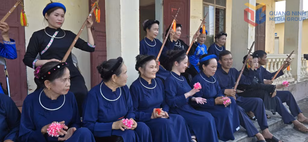 Buổi sinh hoạt của CLB hát Then - đàn tính xã Tràng Lương, TP Đông Triều. Ảnh đơn vị cung cấp