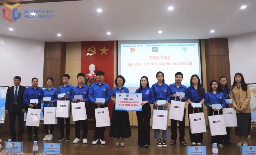 Đoàn Thanh niên UBND tỉnh và các đơn vị đồng hành trao tặng 10 suất học bổng cho sinh viên có hoàn cảnh khó khăn của Trường Cao đẳng Y tế Quảng Ninh
