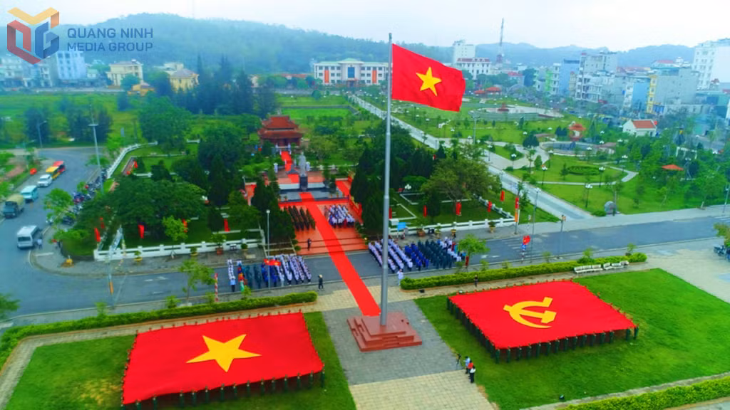 Cán bộ, đảng viên, nhân dân huyện Cô Tô tham dự Lễ Thượng cờ Tổ quốc.
