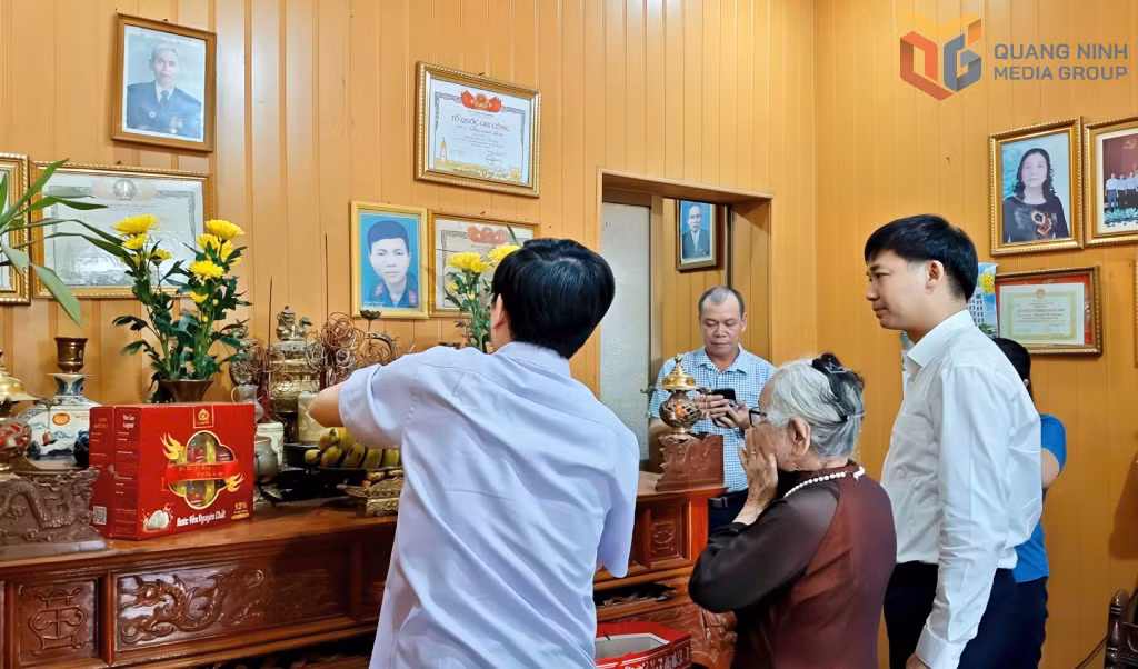 Phó Bí thư Tỉnh ủy Vũ Quyết Tiến, lãnh đạo TP Đông Triều cùng Mẹ Việt Nam Anh hùng Nguyễn Thị Phường thắp hương tưởng nhớ, tri ân người chồng, người con liệt sĩ đã anh dũng hy sinh cho nền độc lập, hòa bình của dân tộc.