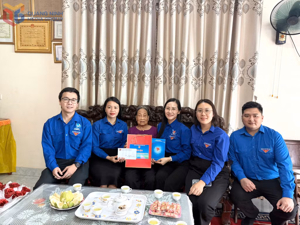 Đoàn thăm hỏi, tặng quà tri ân Mẹ Việt Nam anh hùng Hoàng Thị Lại, sinh năm 1925, trú tại khu Trới 10, phường Hoành Bồ, TP. Hạ Long.