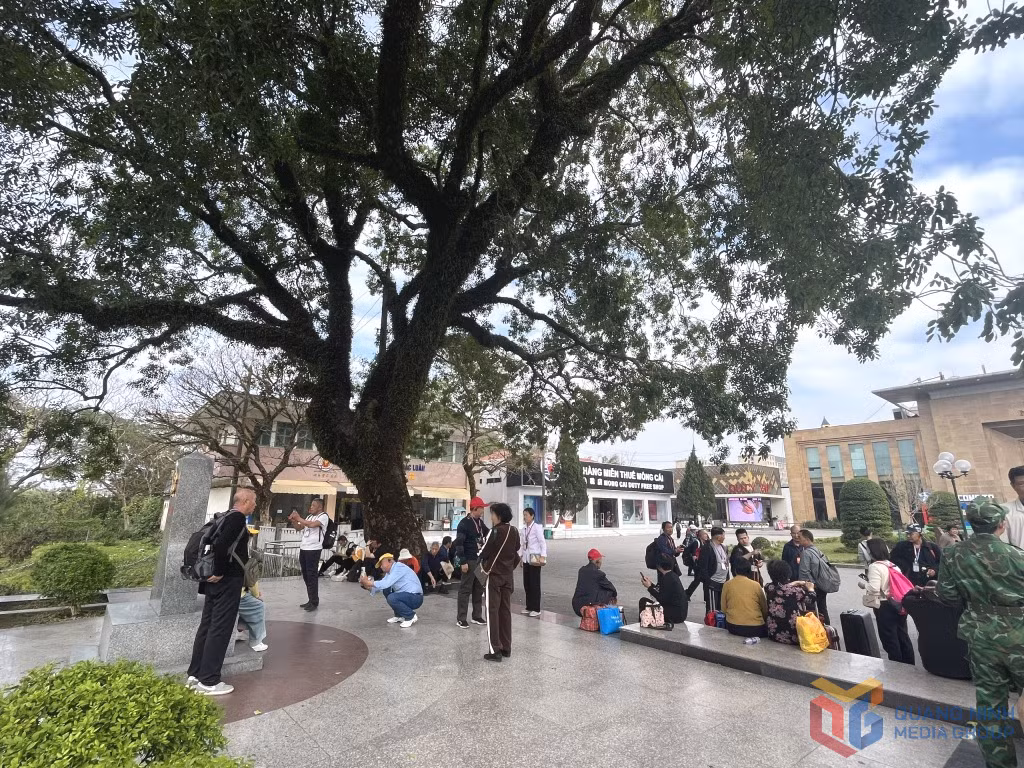 Du khách chụp ảnh check-in tại Cửa khẩu quốc tế Móng Cái.