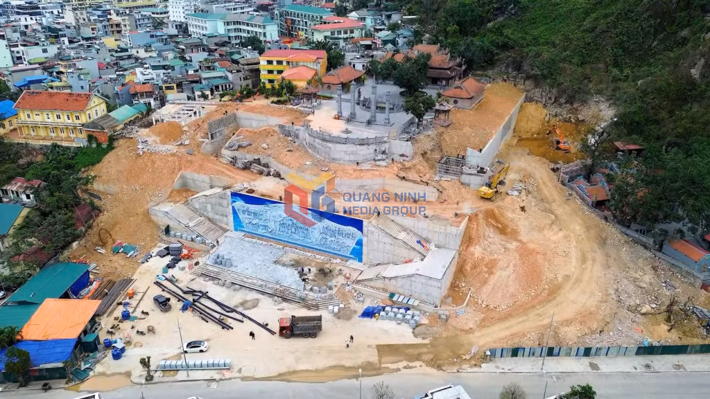 Dự án Quảng trường, cây xanh và hạ tầng kỹ thuật khu văn hóa núi Bài Thơ - Mở rộng, tu bổ, tôn tạo đền Đức Ông Trần Quốc Nghiễn đang được các nhà thầu đẩy nhanh tiến độ thi công.
