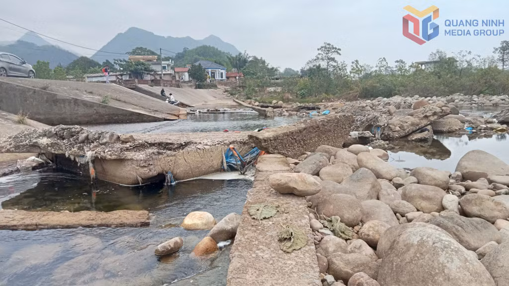 Ngầm tràn Cấu Lìm, xã Quảng Đức bị hư hỏng do mưa lũ cần sớm được khắc phục sửa chữa để đảm bảo an toàn cho người dân