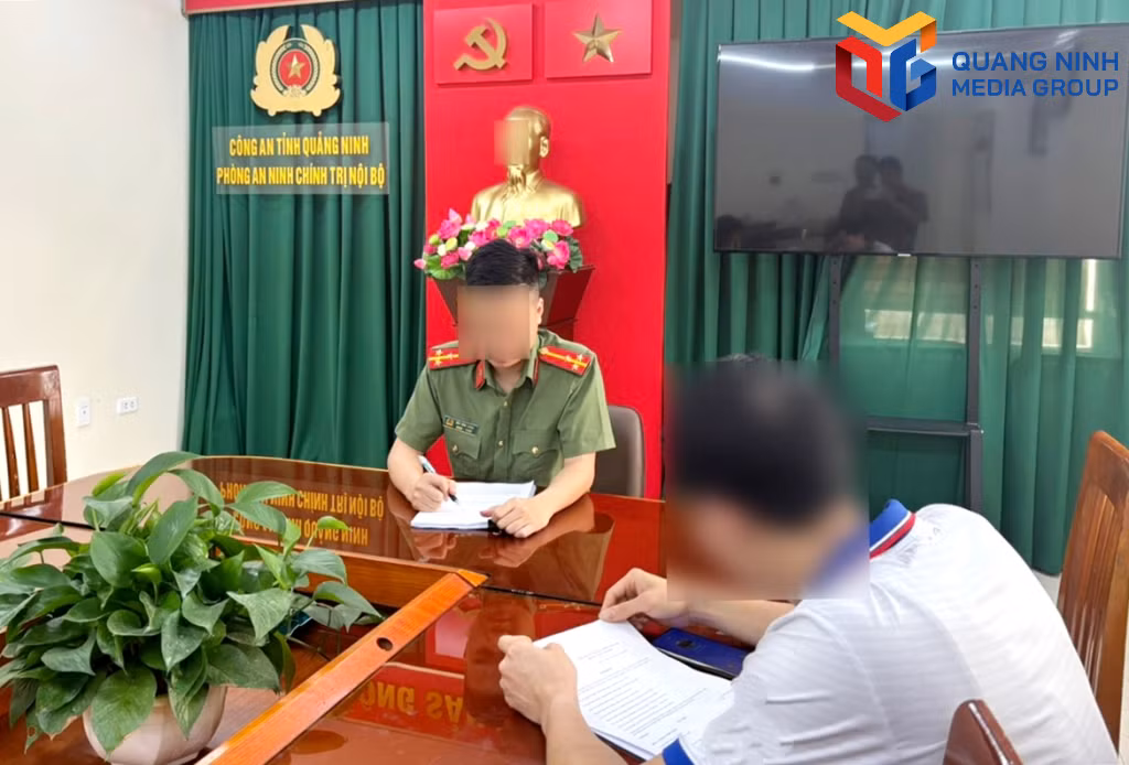 Cán bộ Phòng An ninh chính trị nội bộ (Công an tỉnh Quảng Ninh) làm việc với ông N.V.T.