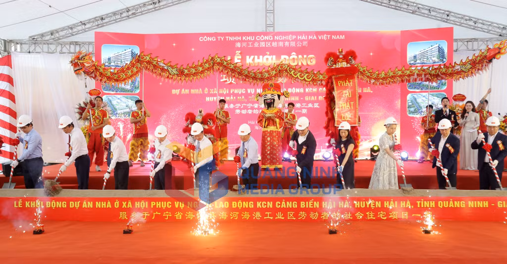 2025-04_Các đại biểu làm lễ khởi động dự án nhà ở xã hội phục vụ người lao động KCN Cảng biển Hải Hà - Giai đoạn 1. Ảnh: Thu Chung