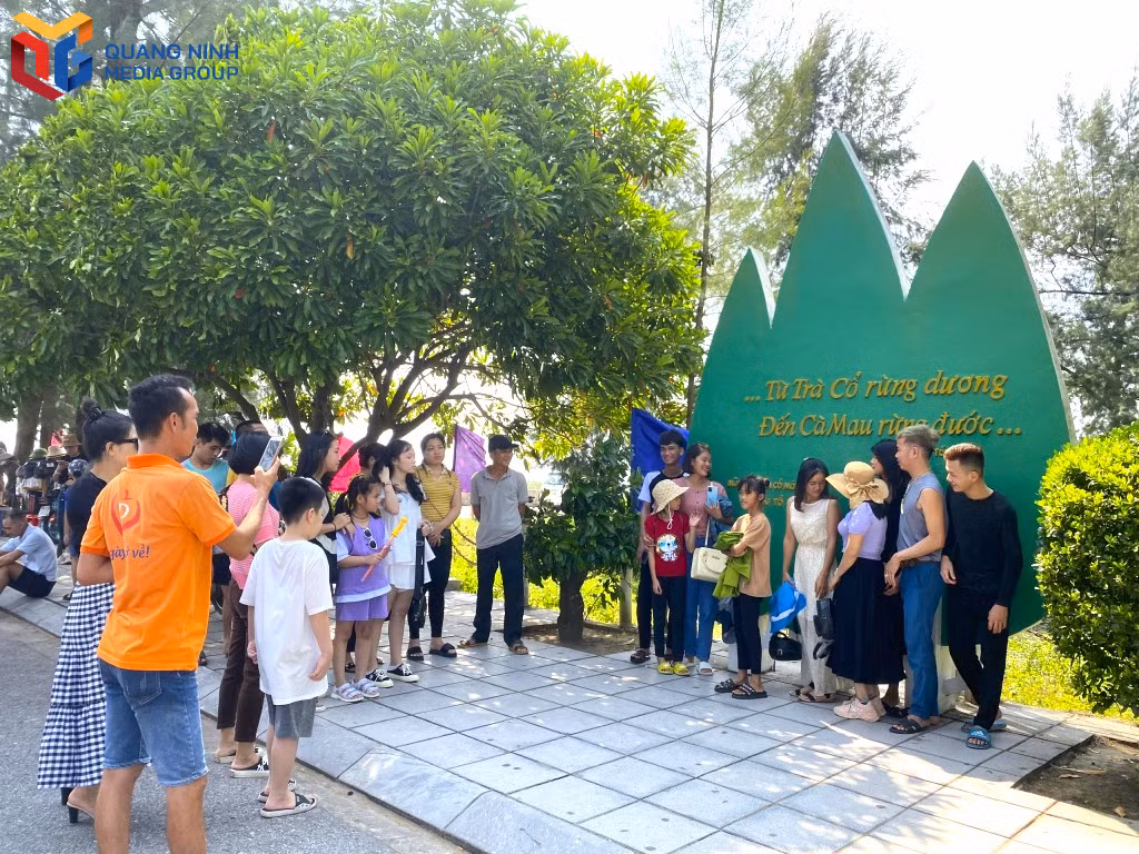 Du khách tham quan Mũi Sa Vỹ, điểm đến du lịch hấp dẫn của TP Móng Cái. 