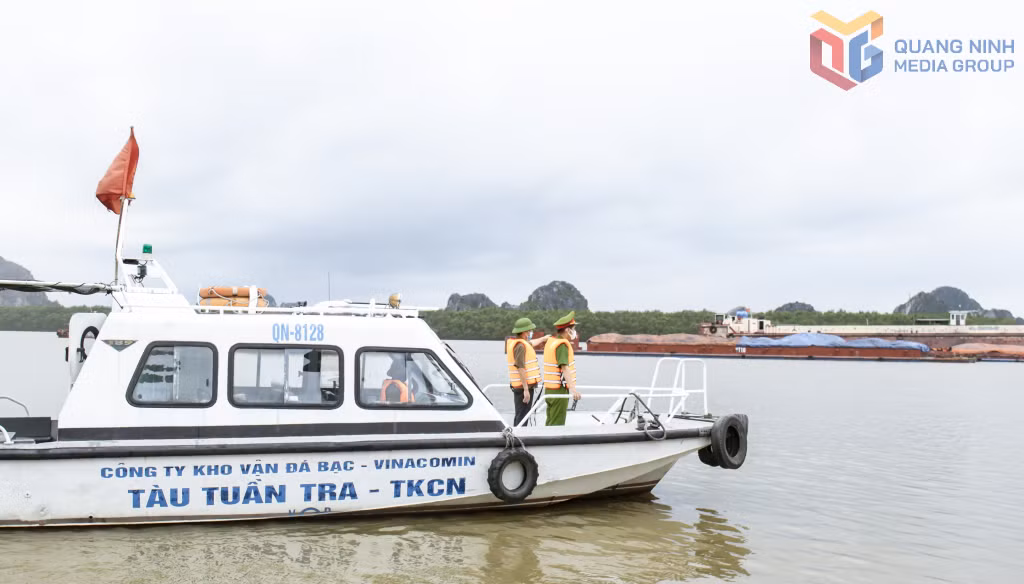 leLực lượng chức năng TP Uông Bí phối hợp với Công ty Kho vận Đá Bạc tổ chức tuần tra, kiểm soát tại khu vực sông Đá Bạc đảm bảo việc vận chuyển, tiêu thụ khoáng sản đúng quy định của pháp luật. Ảnh: Hoàng Nga