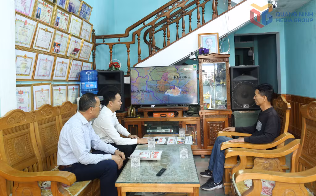 Cán bộ khu phố 8, thị trấn Cái Rồng, huyện Vân Đồn tuyên truyền về phương án thành lập đặc khu Vân Đồn đến cử tri, nhân dân trên địa bàn.
