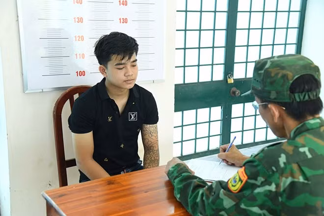 Đối tượng Lý Minh Tâm thừa nhận hành vi điều hành đường dây của mình. Ảnh: Biên phòng Tây Ninh