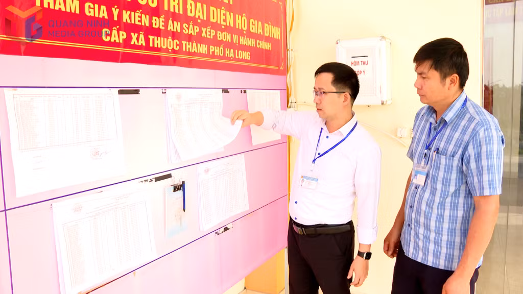 Lãnh đạo UBND xã Lê Lợi kiểm tra niêm yết danh sách cử tri và công tác chuẩn bị lấy ý kiến cử tri.