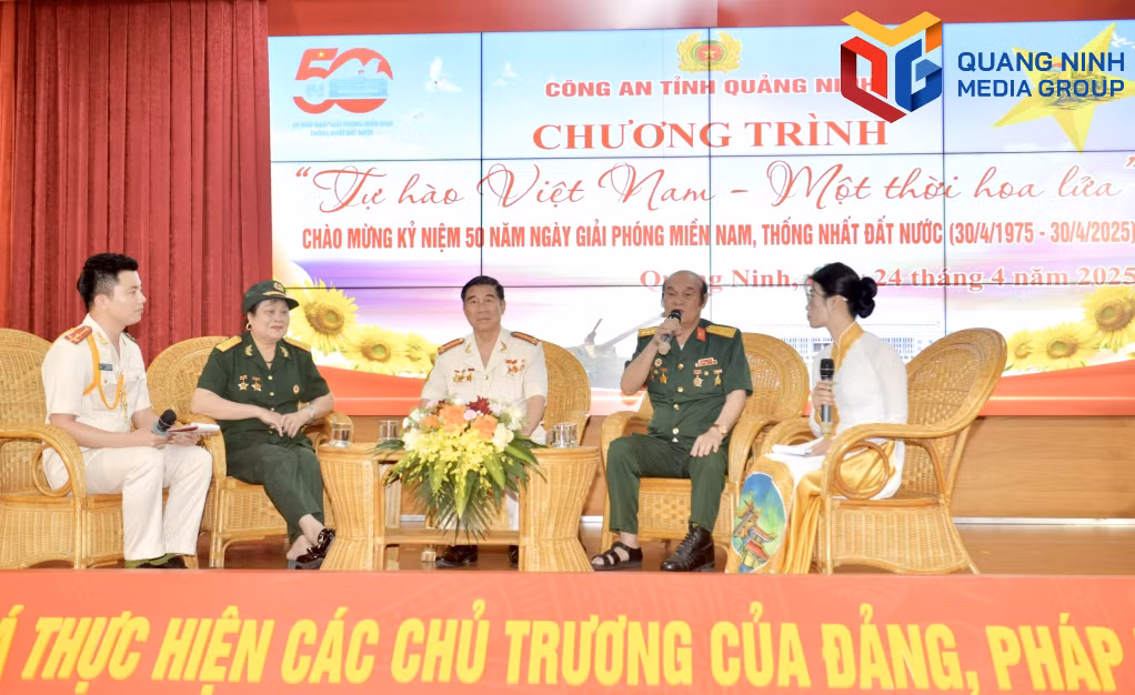 Cựu CAND Vũ Trung Tính (ngồi giữa) chia sẻ về những ngày tham gia chi viện cho chiến trường miền Nam trong chương trình sinh hoạt chính trị đặc biệt 