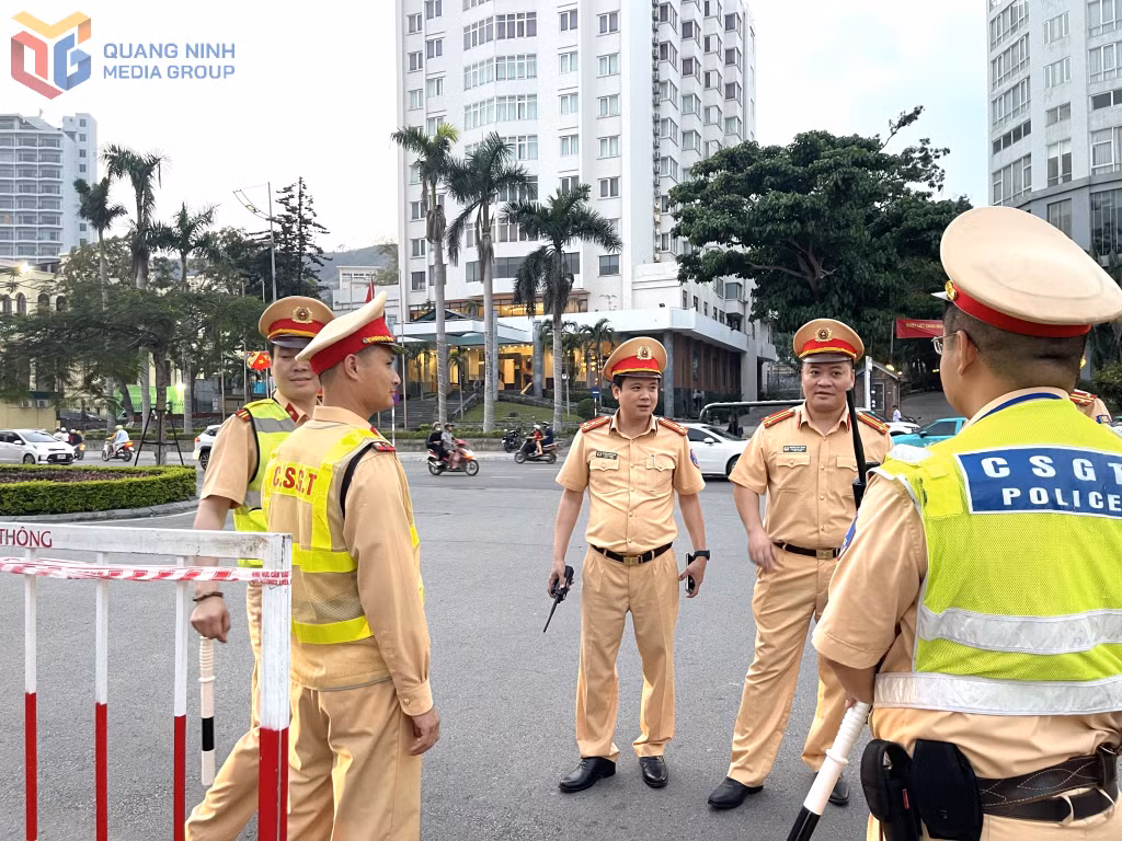 Lãnh đạo Phòng CSGT (Công an tỉnh) trực tiếp kiểm tra, chỉ huy việc triển khai các chốt đảm bảo TTATGT phục vụ nhân dân, du khách đi lại an toàn trong kỳ nghỉ lễ.