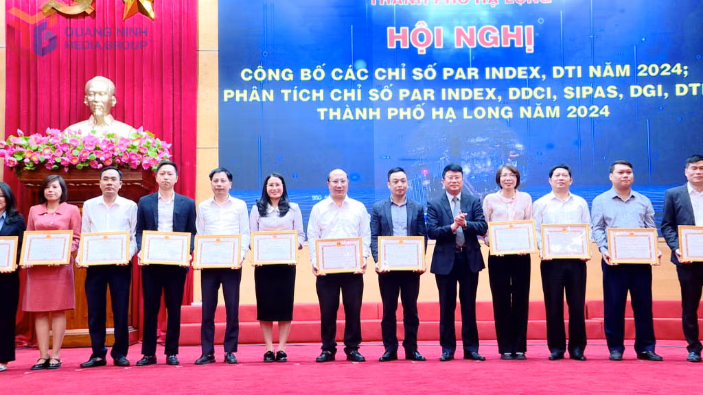 Lãnh đạo UBND thành phố trao Giấy khen cho các tập thể, cá nhân có thành tích xuất sắc trong thực hiện chỉ số PAR INDEX, DTI và có thành tích trong phối hợp điều tra chỉ số SIPAS, DGI, PAPI.