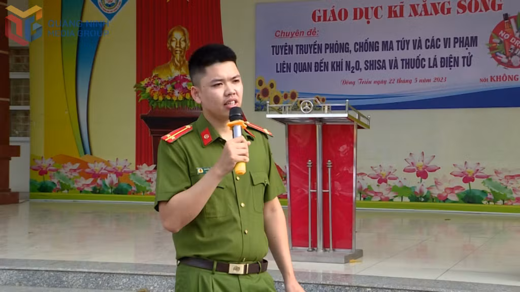 Thượng úy Nguyễn Đăng Khải trong một buổi tuyên truyền phòng, chống ma túy cho học sinh tại Đông Triều, năm 2023.