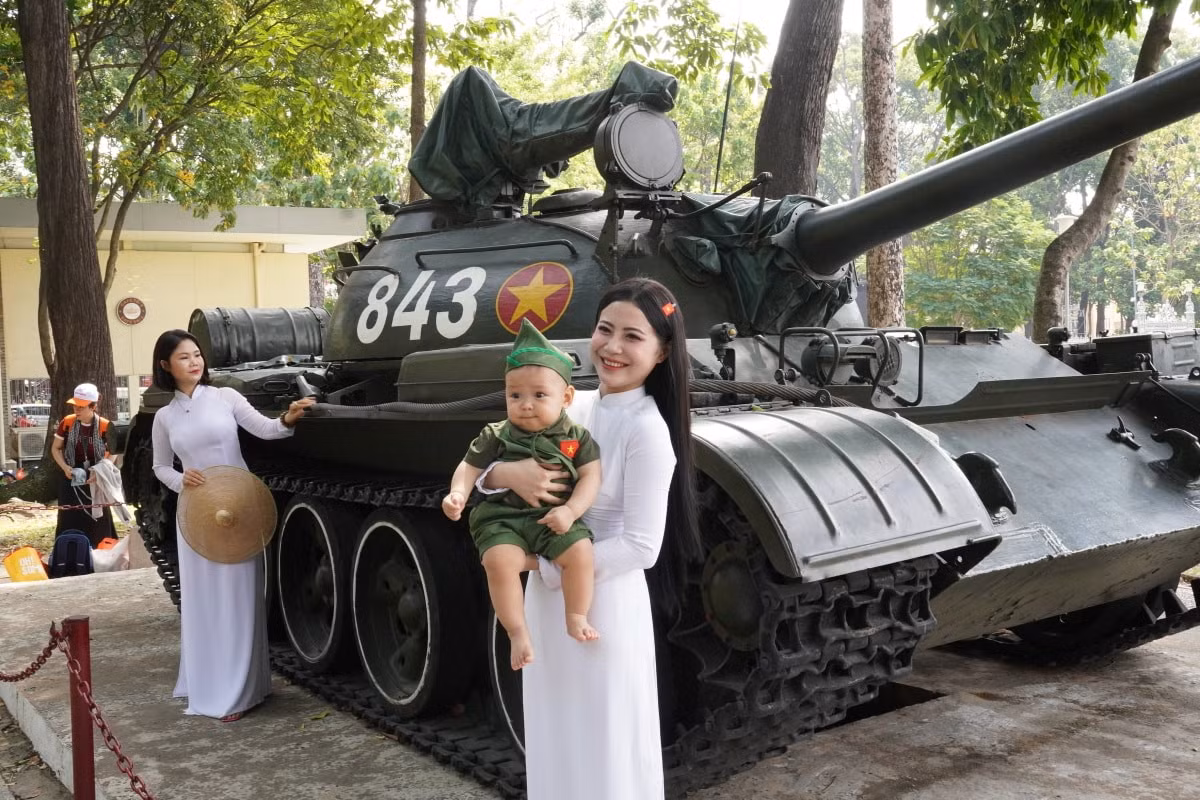 Điểm tham quan không thể bỏ qua khi đến dinh, ở lối ra bên trái, là hai chiếc xe tăng mang số hiệu 843 và 390. Hình ảnh hai chiếc tăng húc đổ cổng chính và cổng phụ Dinh Độc Lập trưa 30/4/1975 trở thành biểu tượng lịch sử của dân tộc, khép lại Chiến dịch Hồ Chí Minh toàn thắng, mở ra giai đoạn thống nhất đất nước