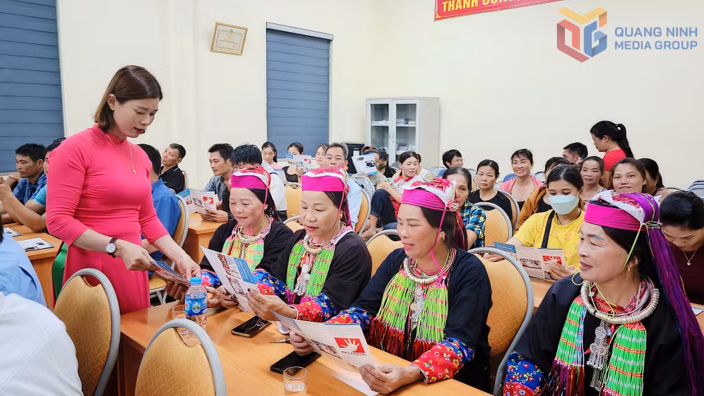 Một buổi truyền thông cộng đồng về chăm sóc sức khỏe, cải thiện dinh dưỡng cho trẻ em được Hội LHPN xã Vạn Yên (huyện Vân Đồn) tổ chức.