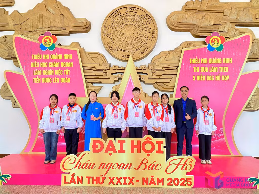 Cô Nhung, Giáo viên Tổng phụ trách Đội và các Đội viên tiêu biểu của Bình Liêu tham dự Đại hội cháu ngoan Bác Hồ tỉnh Quảng Ninh lần thứ XXIX.
