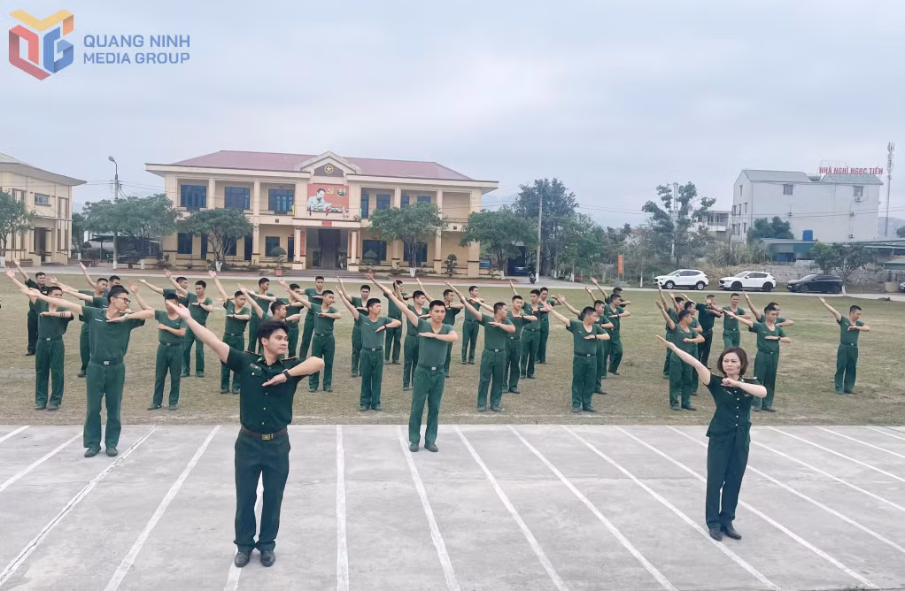 Đội mẫu hướng dẫn các vũ điệu cho học viên.