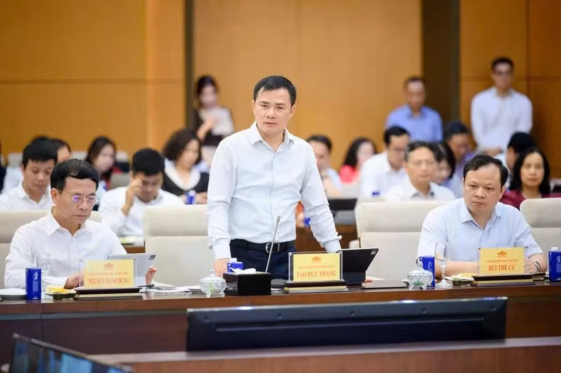 Chủ tịch kiêm Tổng Giám đốc Tập đoàn Viettel Tào Đức Thắng báo cáo tại buổi làm việc. (Ảnh: DUY LINH)