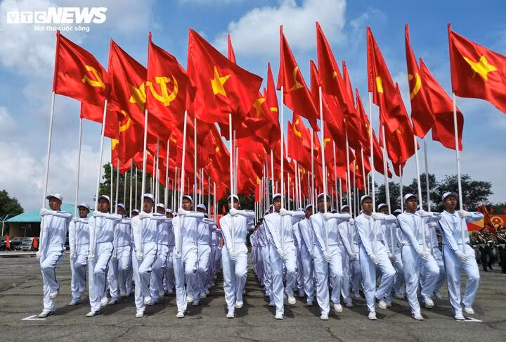 Trong buổi hợp luyện diễu binh, khối Hồng kỳ là một trong những lực lượng đầu tiên tiến qua lễ đài.
