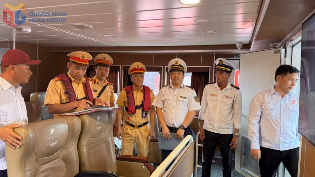 Đội CSĐT (Phòng CSGT, Công an tỉnh) phối hợp với cơ quan cảng vụ đường thủy nội địa (Sở Xây dựng) kiểm tra điều kiện an toàn phương tiện phục vụ khách từ Vân Đồn đi các tuyến đảo.