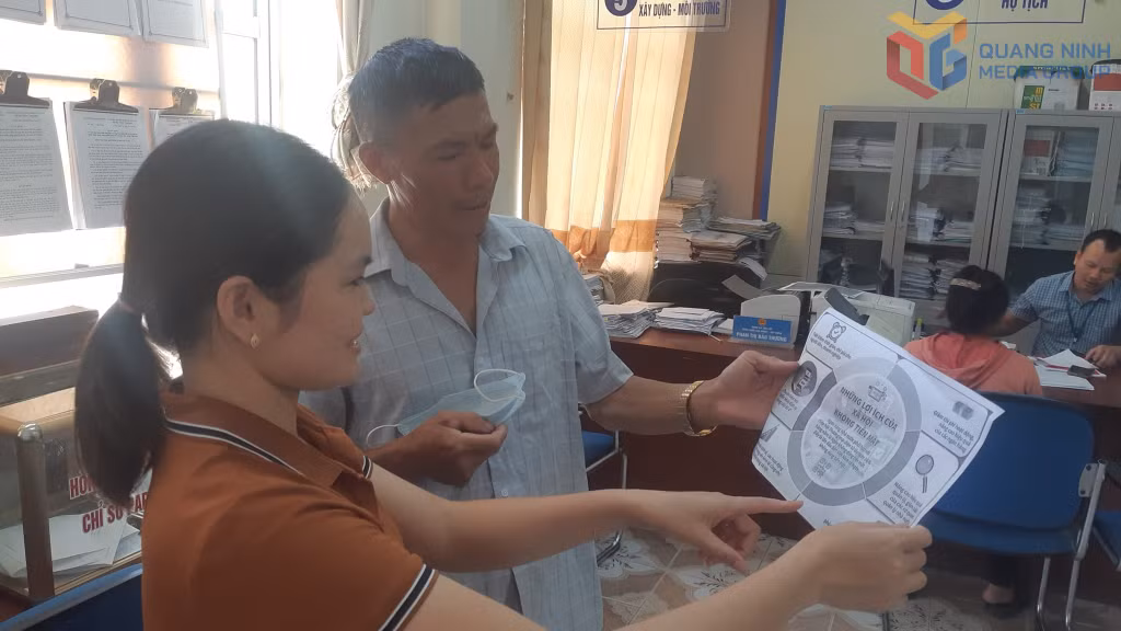 Người dân xã Tân Lập, huyện Đầm Hà trao đổi thông tin về các nền tảng ứng dụng công nghệ số.