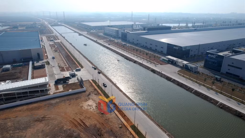 Tuyến đường trục Đông - Tây qua các giai đoạn I và II của khu công nghiệp Sông Khoai đã được hoàn thành vừa đưa vào sử dụng
