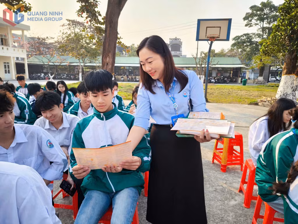 Học sinh trường THPT Hải Đảo (huyện Vân Đồn) tìm hiểu về SKSS thông qua tờ rơi tuyên truyền.