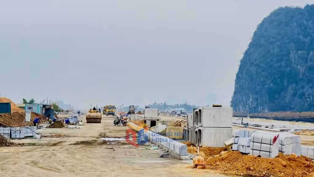 Đơn vị nhà thầu tích cực thi công dự án tuyến đường nối đường Vũng Đục (phường Cẩm Đông) đến phường Cẩm Sơn (TP Cẩm Phả) giai đoạn 1.