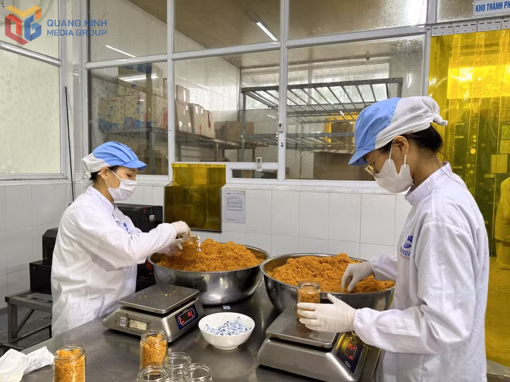 Đóng gói sản phẩm ruốc hàu phục vụ người dân dịp Tết Nguyên đán Ất Tỵ 2025 tại Công ty TNHH Sản xuất và Thương mại thủy sản Quảng Ninh (huyện Vân Đồn). Ảnh: Cao Quỳnh