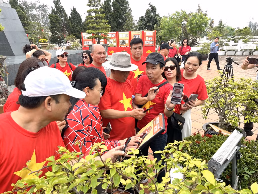 Du khách đến và check in tại Di tích Quốc gia đặc biệt Khu lưu niệm Chủ tịch Hồ Chí Minh trên đảo Cô Tô bằng chip NFC thuộc dự án “Yêu lắm Việt Nam” của Báo Nhân dân.