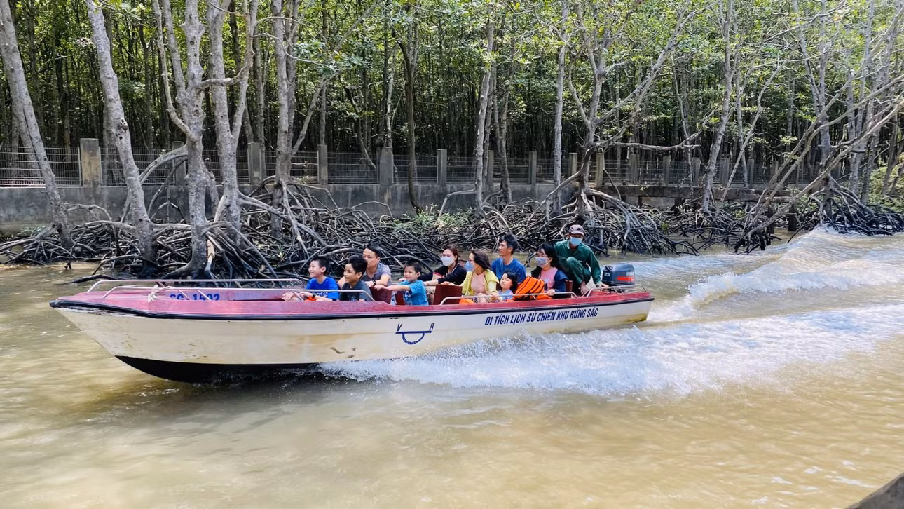 Du khách trải nghiệm du lịch tại huyện Cần Giờ (TP Hồ Chí Minh), một trong những điểm du lịch xanh và bền vững của thành phố.
