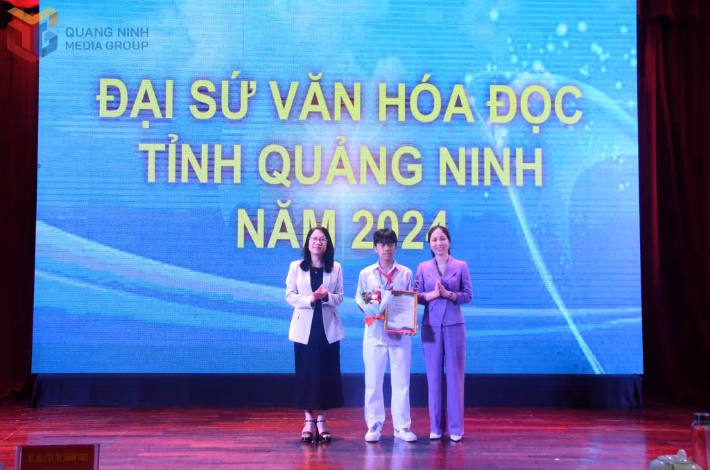 Em Phạm Trung Khải, lớp 8A8, Trường THCS Trọng Điểm, TP Hạ Long, được trao danh hiệu Đại sứ Văn hóa đọc tỉnh Quảng Ninh năm 2024.