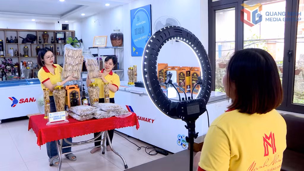 Chị Lương Thị Nhung (chủ cơ sở sản xuất Sá Sùng Mạnh Nhung huyện Vân Đồn) livestream bán hàng.