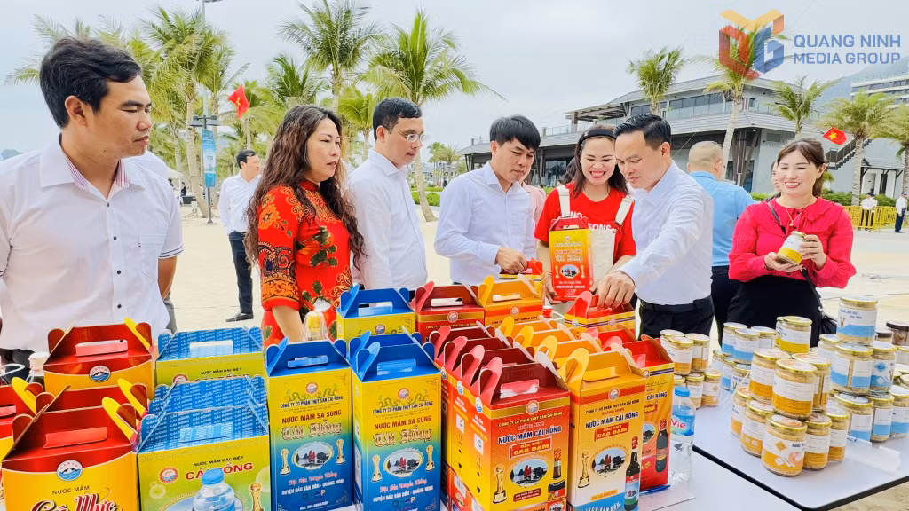 Các đại biểu tham quan các gian hàng bán sản phẩm OCOP tại chương trình Khai mạc Mùa du lịch hè Vân Đồn 2025.