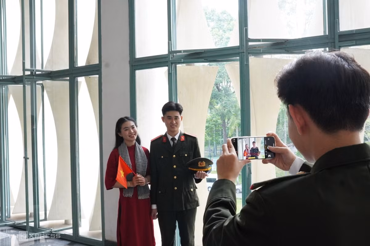 Các ô cửa kính lớn nằm giữa các dãy hành lang giúp lấy sáng cho toàn bộ toà nhà. Đây cũng là góc check in được nhiều bạn trẻ yêu thích khi tham quan dinh. Dương Thị Đào, 22 tuổi, sinh viên Đại học An ninh nhân dân, cùng bạn đến từ sớm để xếp hàng mua vé vào tham quan Dinh Độc Lập sáng 17/4. Theo Đào, dù lượng khách đông, ai cũng háo hức khi được đến thăm địa danh lịch sử trong dịp kỷ niệm 50 năm thống nhất đất nước. "Dinh Độc Lập là nơi ghi dấu nhiều sự kiện quan trọng của dân tộc. Em đến đây để chụp hình lưu giữ kỷ niệm và chia sẻ với người thân", Đào nói
