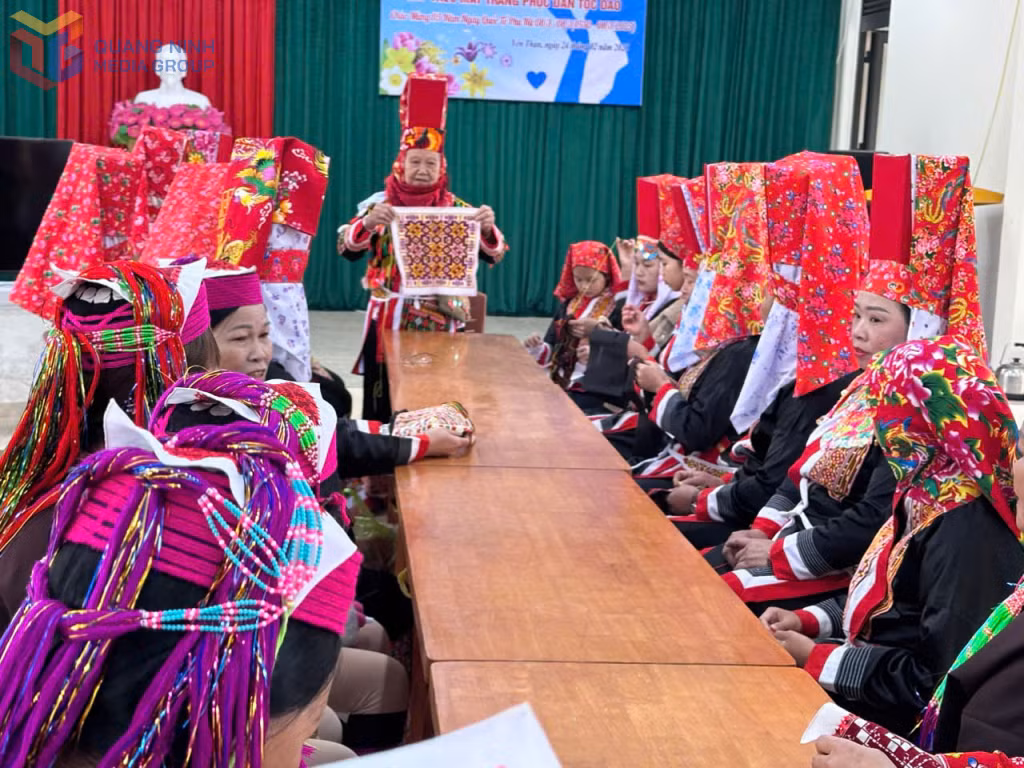 Câu lạc bộ thêu may trang phục truyền thống của chị em phụ nữ xã yên Than (huyện Tiên Yên).