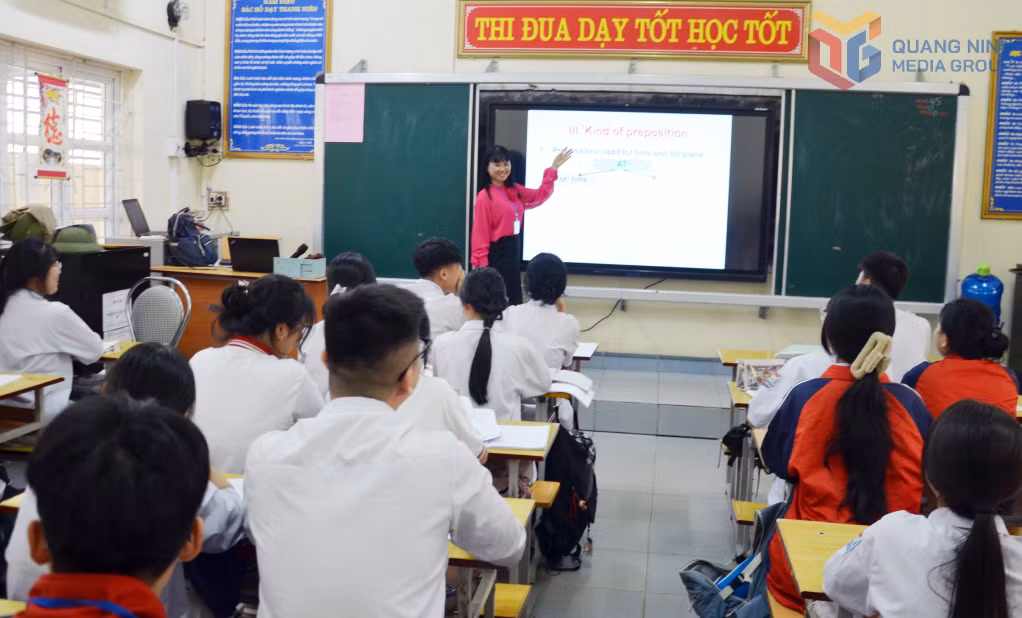 Giờ học môn ngoại ngữ trực quan, tương tác giữa giáo viên và học sinh tại Trường THPT Lê Quý Đôn (TP Cẩm Phả).
