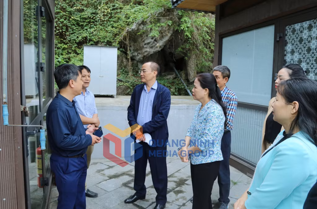Đoàn giám sát kiểm tra hệ thống xử lý nước thải khu vực hang Đầu Gỗ (3-2025). Ảnh: Nguyễn Thanh
