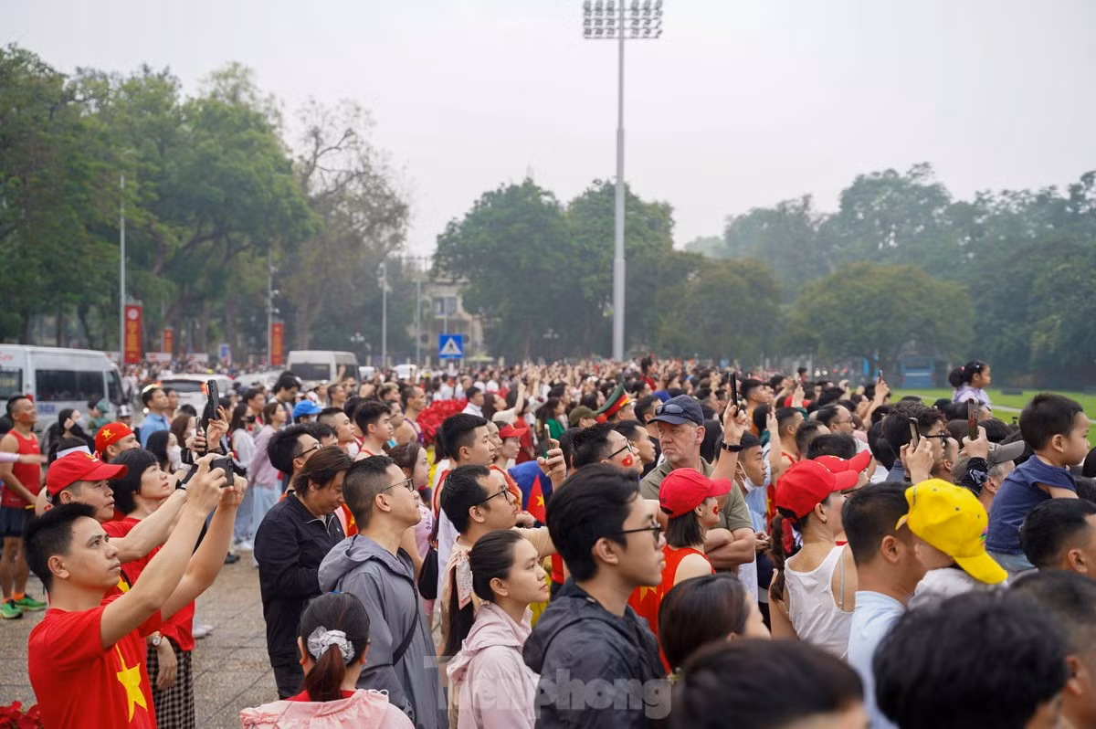 Sáng 30/4 (Ngày giải phóng miền Nam, thống nhất đất nước), lễ Chào cờ diễn ra trang nghiêm tại quảng trường Ba Đình. Lá cờ Tổ quốc đã được kéo lên từ ngày 29/4, chính vì vậy năm nay chỉ có lễ Chào cờ, thay vì Thượng cờ như mọi năm.