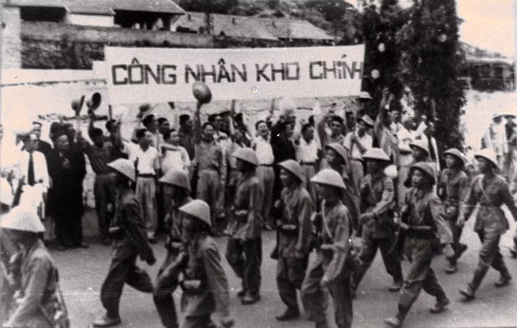 Công nhân kho chính Hòn Gai cùng nhân dân đón mừng bộ đội vào tiếp quản (4-1955). Ảnh: Tư liệu của Bảo tàng Quảng Ninh