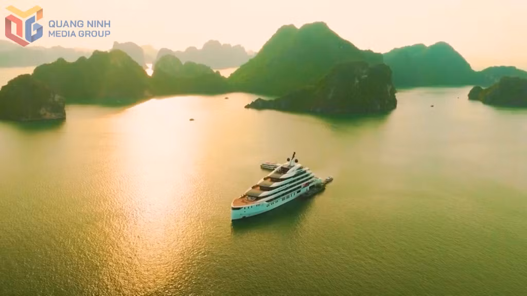 Hành trình du lịch trên vịnh Bái Tử Long được kỳ vọng tăng sức hấp dẫn cho du lịch biển đảo Quảng Ninh trong mùa cao điểm hè năm nay.