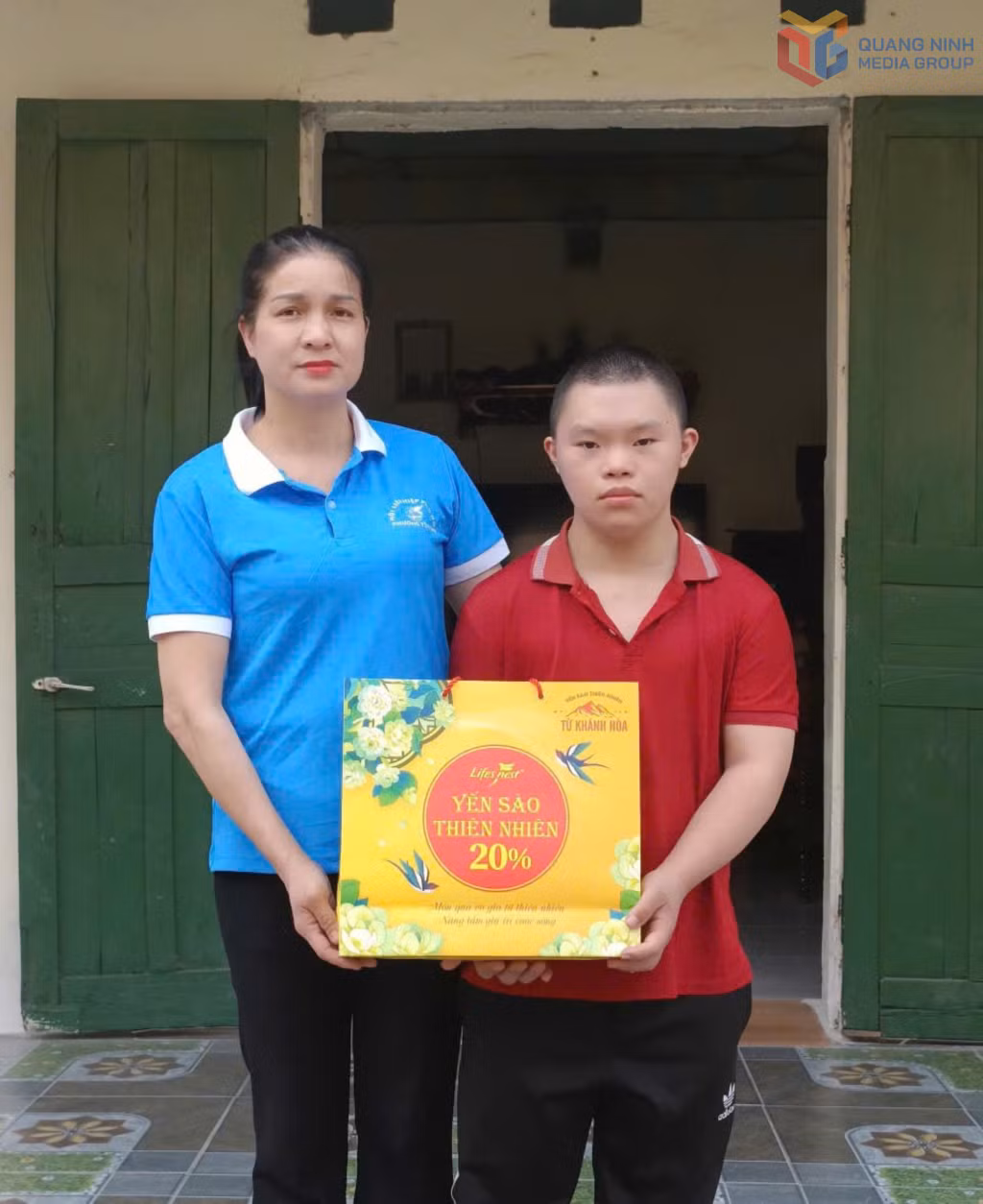 Chị Nguyễn Thị Xuyến tặng quà cho trẻ em có hoàn cảnh khó khăn trong khu Thọ Tràng, phường Yên Thọ (TP Đông Triều).