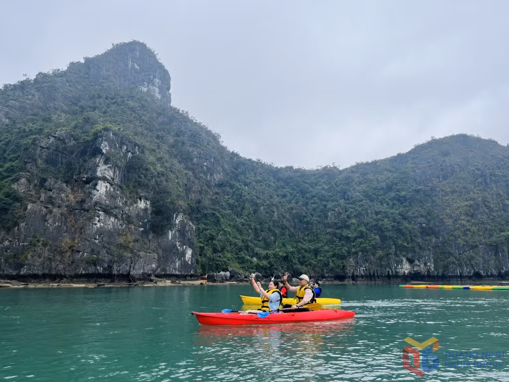 Du khách tham quan khu vực hang Luồn, Vịnh Hạ Long.