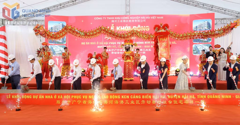 Các đồng chí lãnh đạo tỉnh và các đại biểu làm lễ khởi động Nhà máy Lite-On Quảng Ninh - giai đoạn 1.