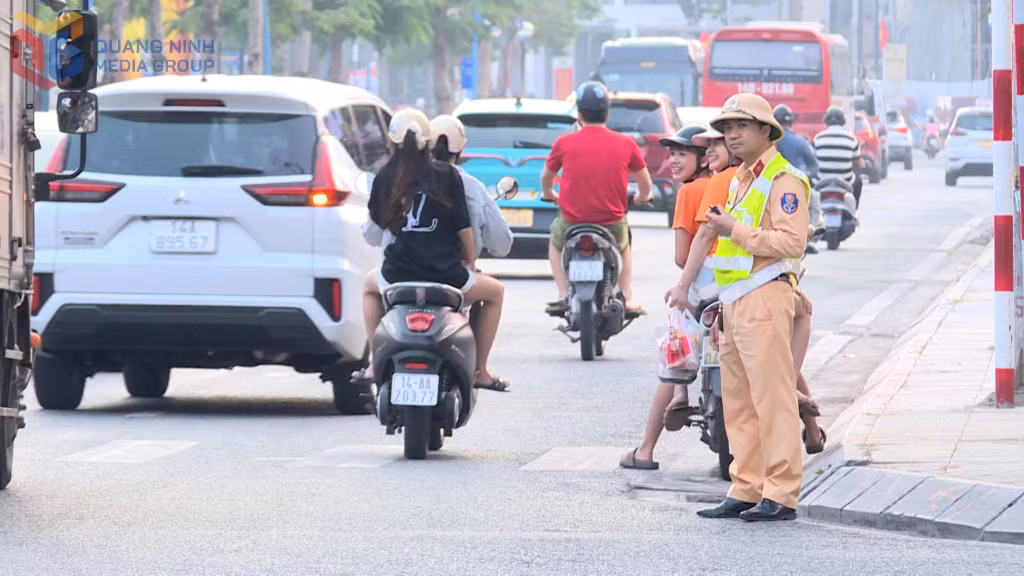 Ngay từ chiều 29/4, mật độ phương tiện trên các tuyến giao thông của tỉnh đã bắt đầu tăng mạnh.