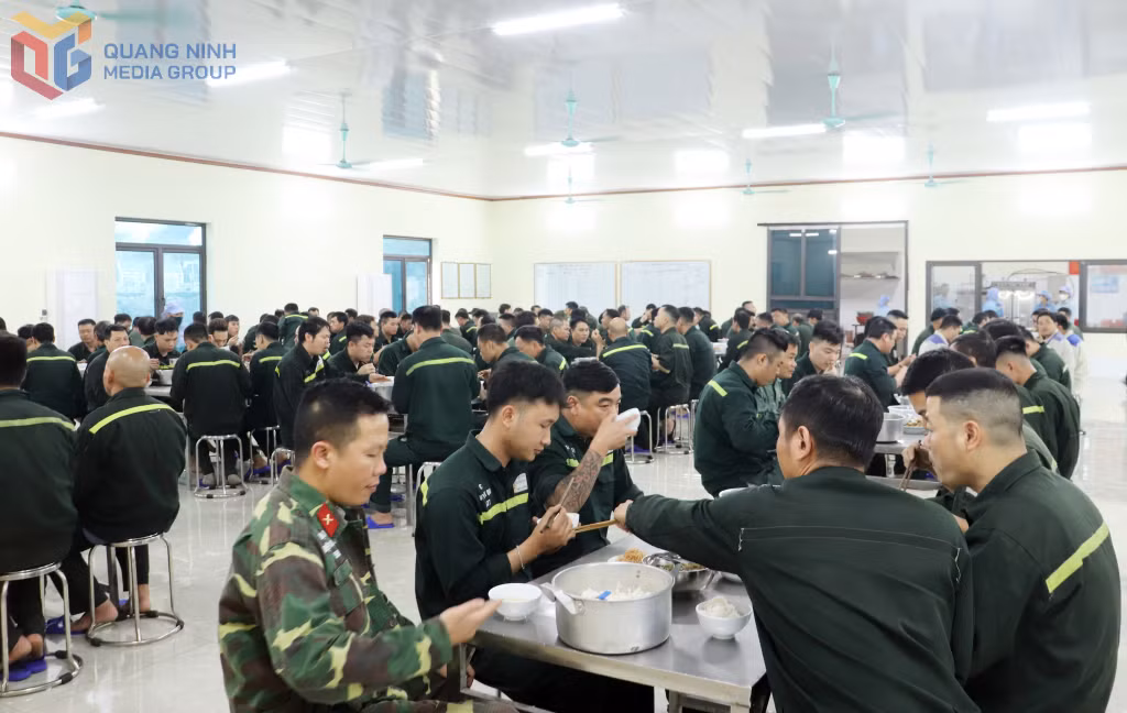 Khu bếp ăn tại Công trường 1, mỏ Đông Đá Mài (Công ty Khai thác Khoáng Sản) được đưa vào sử dụng, góp phần nâng cao sức khỏe cho công nhân mỏ.